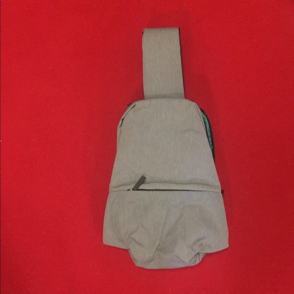 NWOT Gray lightweight unisex sling crossbody bag - Picture 5 of 6